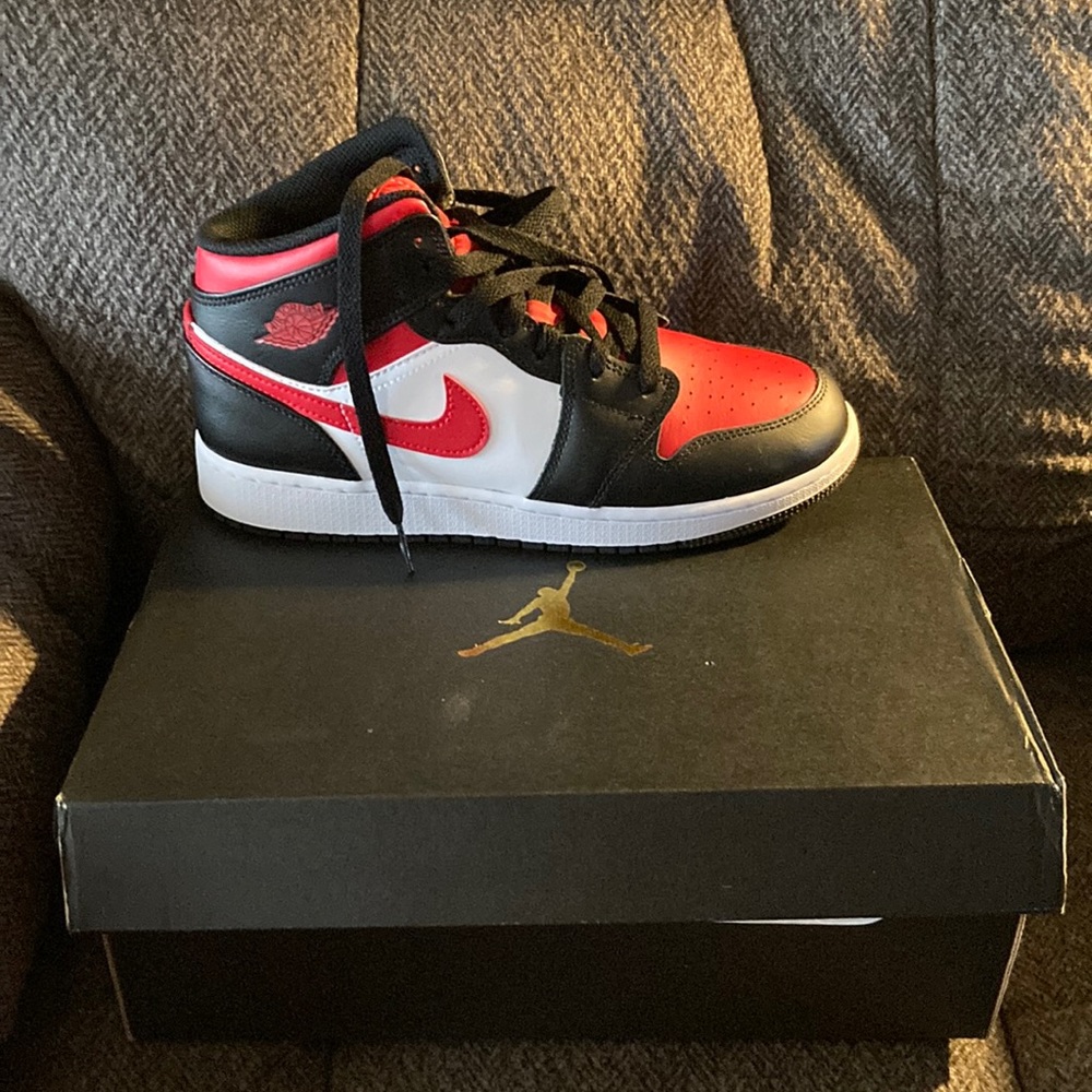 Selling because I have no use for them. They are barely used, used once.